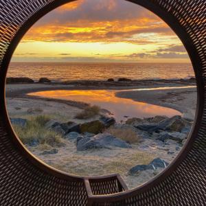 Score 10 - Porthole by Colin Hardy